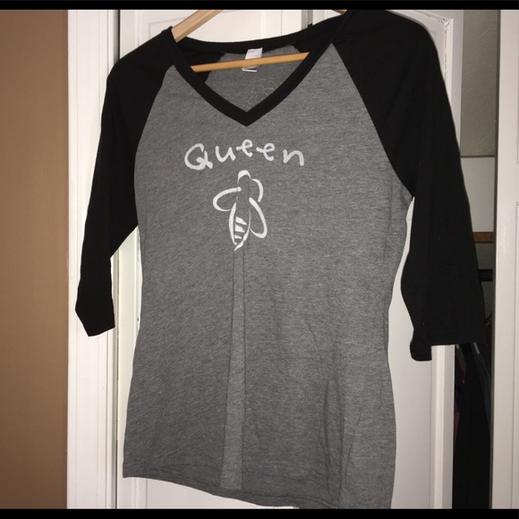 Tops - Women’s Size Medium Queen Bee 🐝 Raglan Top.